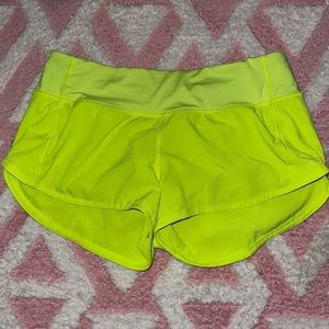 LULULEMON SPEED UP SHORTS!!!!!! YELLOW/GREEN! SIZE 4. 2.5 INCH